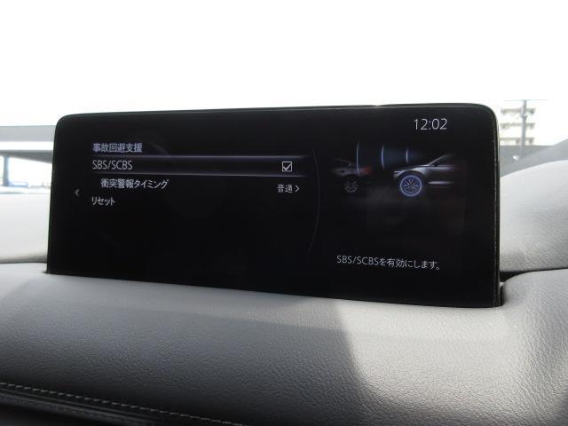 こちらのお車には先進安全装備が多数搭載されています。衝突被害を回避あるいは軽減するためのブレーキや、後方死角からの接近警報、車線逸脱を防止する警報装置など、詳しくはスタッフまでお尋ねください。
