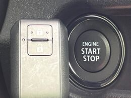 【キーレススタートシステム】カバンやポケットに入れたままでもドアの施錠・解錠が可能なスマートキーを装備。エンジンのオン・オフ時もカギを取り出す必要が無いからとっても便利です♪