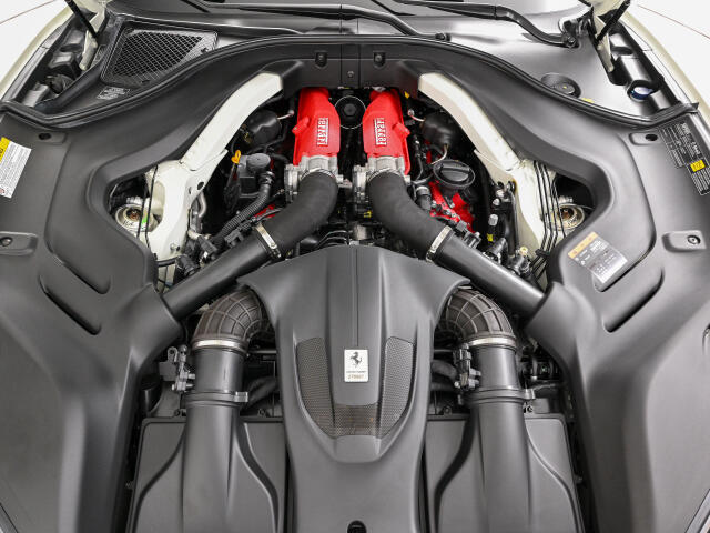 3.9L・V8ターボエンジンをフロントに搭載しております。