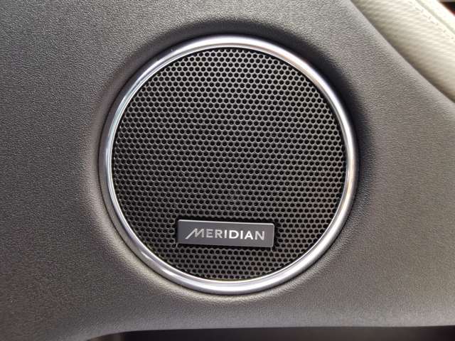【MERIDIANサウンドシステム】英国の歴史あるオーディオブランド「MERIDIAN」の音響システムを搭載。車内音響を臨場感豊かに、いつものドライブを「想い出」に変えてくれます。