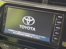 【純正ナビ】人気の純正ナビを装備しております。ナビの使いやすさはもちろん、オーディオ機能も充実！キャンプや旅行はもちろん、通勤や買い物など普段のドライブも楽しくなるはず♪