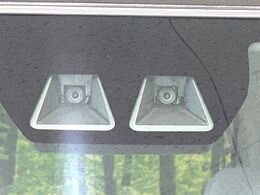 【スマートアシスト】走行中に前方の車両等を認識し、衝突しそうな時は警報とブレーキで衝突回避と被害軽減をアシスト。より安全にドライブをお楽しみいただけます。