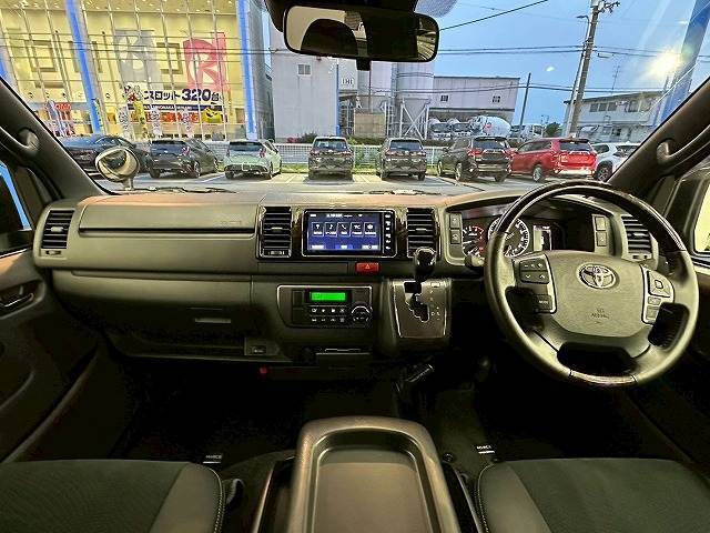 コックピット。車内もキレイで嫌な臭いもありません！ご納車後の臭いが付きにくくなる「空気触媒コーティング」もあります。