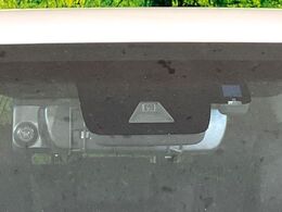 【トヨタセーフティセンス】走行中に前方の車両等を認識し、衝突しそうな時は警報とブレーキで衝突回避と被害軽減をアシスト。より安全にドライブをお楽しみいただけます。