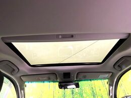 【サンルーフ】開放感たっぷりの希少装備、サンルーフが装着されています！車内に明かりを取り入れたり景色を楽しむ以外にも、車内の空気も簡単に換気できて快適です！