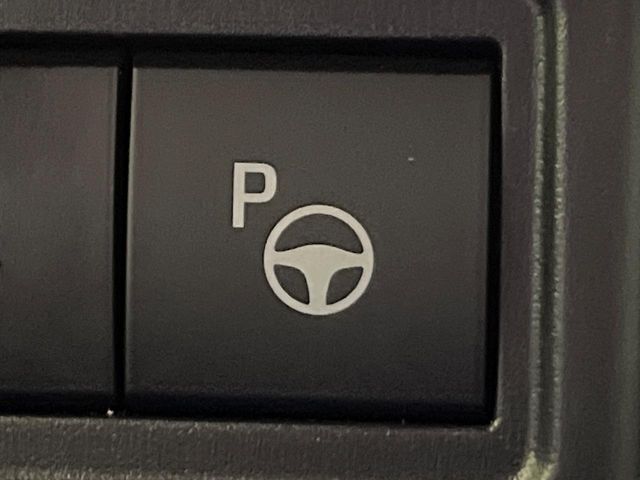 【パーキングサポートブレーキ】駐車時などの低速走行時にアクセルとブレーキを間違え、壁や車などとの衝突の恐れがある場合にブレーキを作動させ衝突回避をサポート。うっかり事故の予防に役立ちます！