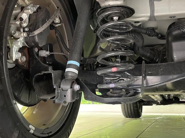 お車を安心してお乗りいただく為には、足回りの定期点検が欠かせません。サービスサポート（有償保証）では無料点検もご提供しており、安心のカーライフをお過ごしいただけるサポート体制が整っています。