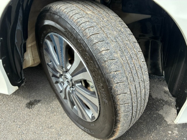 右前タイヤの溝の状態です。そのほかのタイヤの状態は、スタッフまでお問い合わせください。