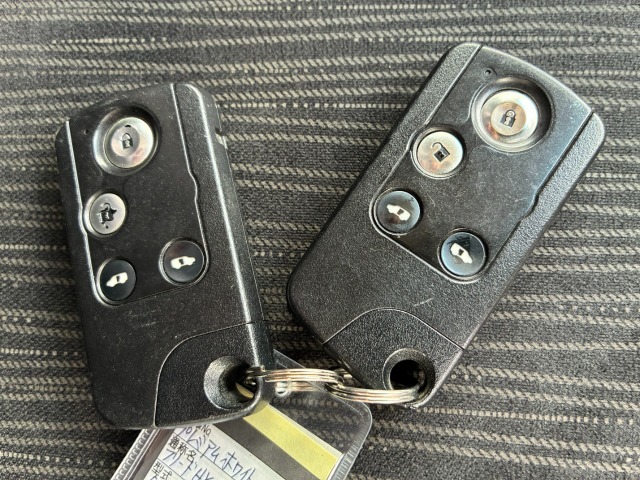 カバンに入れておいてもドアの施錠・開錠ができるスマートキーです。パワースライドドアの開閉スイッチも付いています。