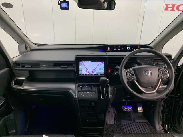 見通しの良い運転席回りとなっておりますので安心して運転をして頂けます！窓が大きいので明るく開放的な室内です