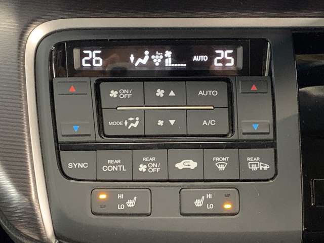 より快適にドライブを過ごして頂ける様に簡単に調整ができるオートエアコンを装備しております！ワンタッチですのでどなたでも簡単に操作できます！室内はこれでいつでも快適に保たれます。