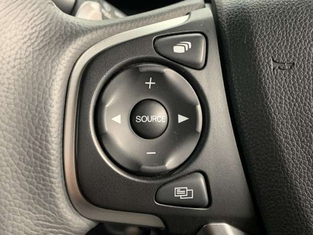 オーディオコントロールスイッチ付き！ハンドルを握ったままチャンネルや音量の調整が可能です。見た目以上に運転していると便利な機能なんですよ。