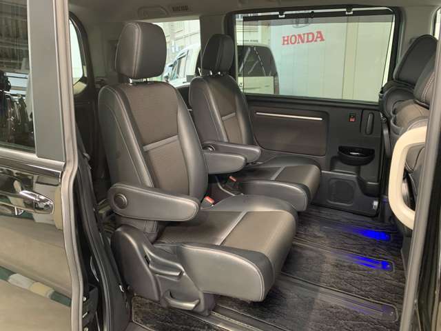 広く開放的な居住スペース。シートクッションの座り心地もいっそう快適なものに。どの席でもゆったりとくつろげる快適な空間は他メーカーの追従を許しません。