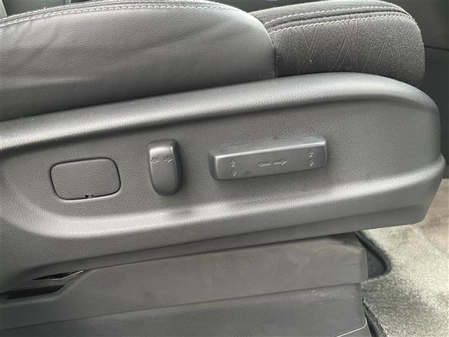 【運転席】座り心地が良いシートなので長時間の運転でも快適にお過ごしいただけます。新品のフロアマットのご注文も可能です。掲載箇所以外にご希望の写真がございましたらお気軽にお問い合わせ下さい。