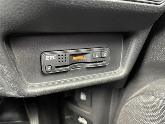 【ETC】有料道路を利用する際に料金所で停止することなく通過できる、ETC車載器（ノンストップ自動料金収受システム機器）が装備されています。セットアップを行うことで利用可能になります。