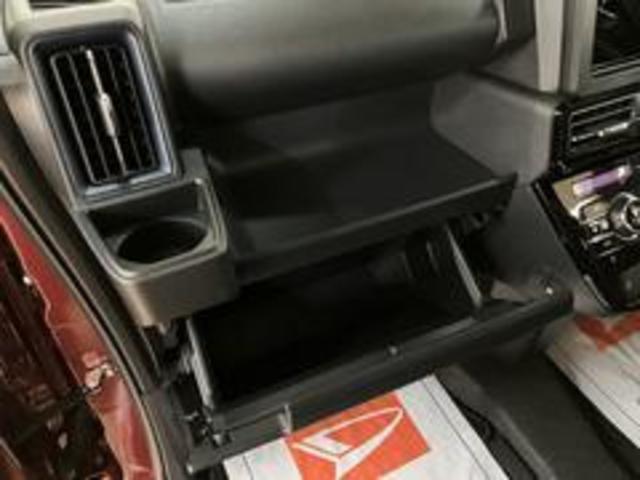 助手席側にもグローブボックスと上部に小型のボックスティッシュ等がおけるスペースもあります☆