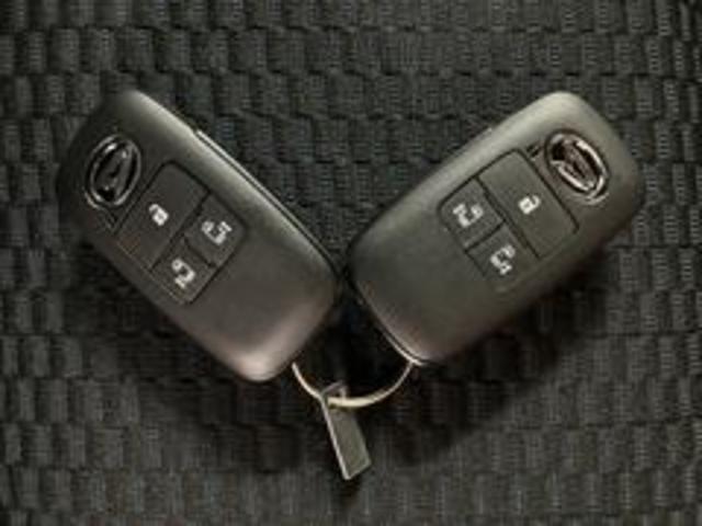 電子カードキーを携帯していれば、ドアハンドルやバックドアのリクエストスィッチを押すだけでドアの施錠、開錠が行えます。電子カードキーがないとエンジンが始動しない、盗難防止に役立つイモビライザー機能付