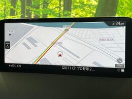 【10.25インチマツダコネクト】車内の雰囲気にマッチした大型ディスプレイ。スマホ接続でのナビ使用やBluetooth再生等、様々な機能が楽しめます。直感的なダイヤル操作が可能で、使い勝手も良好です。