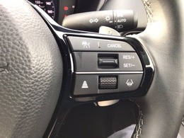 【アダプティブ・クルーズ・コントロール】予め設定した車速内でクルマが自動的に加減速。 前走車との適切な車間距離を維持しながら追従走行し、高速道路でのドライバーの疲労を軽減してくれる嬉しい機能付♪