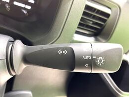 【オートライト】周りの明るさに応じて自動でヘッドライトの点灯・消灯ができる機能です！ライトの付け忘れ・消し忘れなどが無くなり、雨の日や夕方の走行も安心！トンネル通過時も便利ですね♪