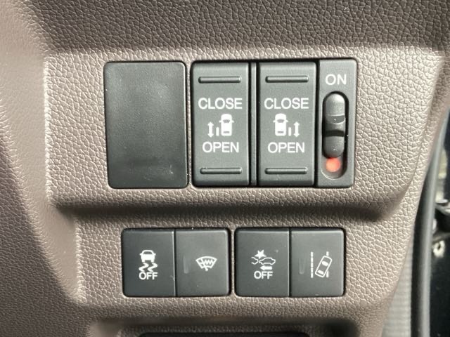 パワースライドドアの開閉はスマートキーのリモコンやドアノブは勿論、運転席側のスイッチ操作でも開閉ができ、安全・簡単です。