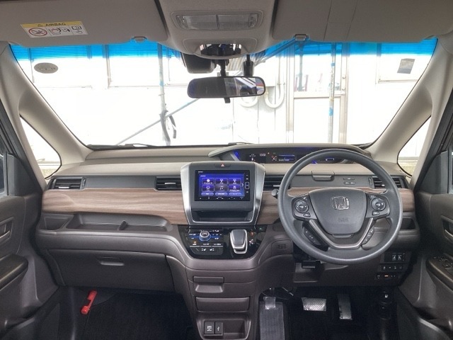 フロントガラスが大きく、ワイドな視界で運転もしやすくなるように、設計されています。