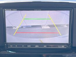 【バックカメラ】駐車時に後方がリアルタイム映像で確認できます。大型商業施設や立体駐車場での駐車時や、夜間のバック時に大活躍！運転スキルに関わらず、今や必須となった装備のひとつです！