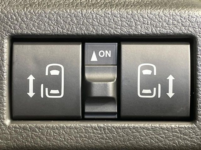 【両側パワースライドドア】スマートキーや運転席のスイッチで後席両側スライドドアの開閉が可能♪電動だから力を入れてドアを開ける必要が無く、小さなお子様でも簡単に開け閉めでき快適です♪