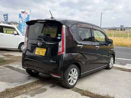 装備はプッシュスタート、エコアイドル、社外ナビ、ワンセグテレビ、CD、LED、オートライト、フォグ、AAC、ステアリングスイッチ、純正14インチAWなど。