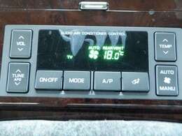 使い勝手の良いオートエアコンになります。