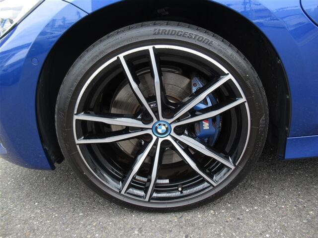 お洒落は脚元から、デザイン性の良いBMWのアロイホイールはクルマの雰囲気をよりスポーティに、よりエレガントに演出。もちろん強度も十分で安心。