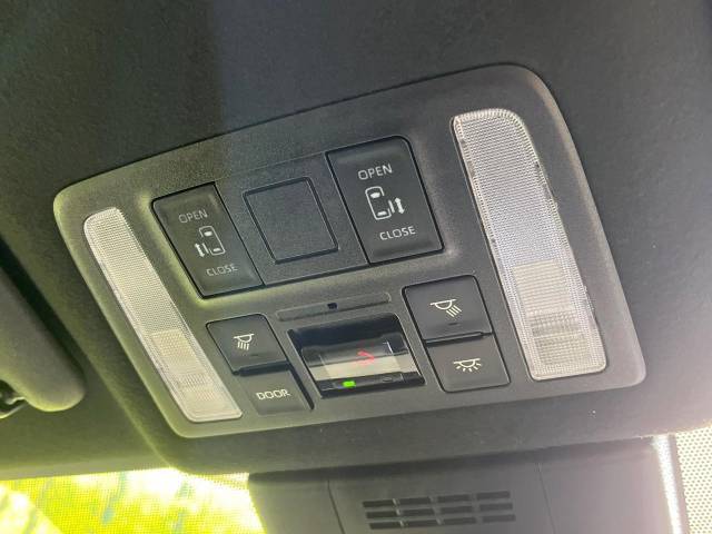 【両側パワースライドドア】スマートキーや運転席のスイッチで後席両側スライドドアの開閉が可能♪電動だから力を入れてドアを開ける必要が無く、小さなお子様でも簡単に開け閉めでき快適です♪