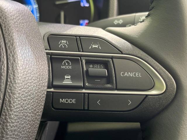 【レーダークルーズコントロール】高速道路での長距離走行が楽に！！自動で速度を保つクルーズコントロールが、衝突軽減システムと連携し、前方の車両を感知して車間を保つように速度調節してくれます！！