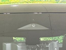 【インテリジェントエマージェンシーブレーキ】フロントカメラで前方の車両や歩行者を検知。衝突しそうな時は衝突被害軽減ブレーキが作動、衝突回避をサポート。より安全にドライブをお楽しみいただけます。