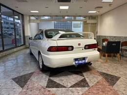 200psがこれほど楽しい車は他にあるでしょうか。絶品B18C可変バルタイリフト機構のVTEC、クロスレシオのトランスミッション、徹底したグラム単位の軽量化により実現した1060kg、パワーウェイトレシオ5.3kg/psです。