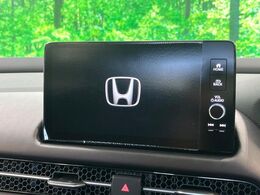 【純正オプション9インチナビ】インテリアに溶け込むスタイリッシュな「専用設計」メーカーナビを装備♪視認性や操作性など基本性能にも優れ、より上質なカーライフをお楽しみいただけます。