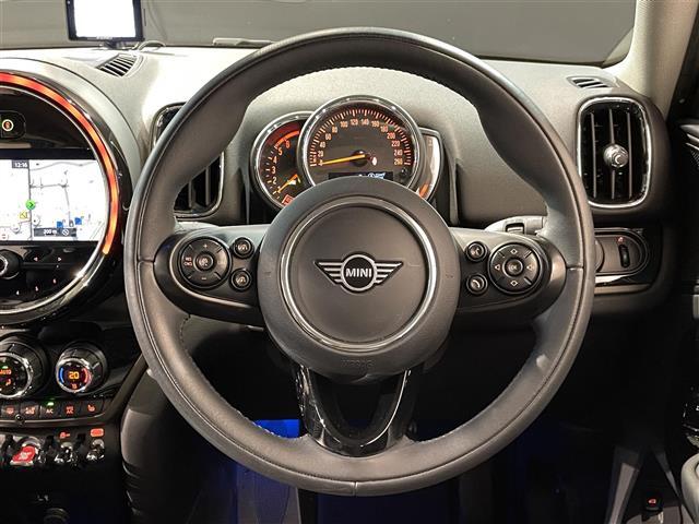 輸入車在庫を全国のLIBERALA店舗にて在庫展示しております。落ち着いた商談スペースにて、お気に入りの1台をごゆっくりお選び下さい。