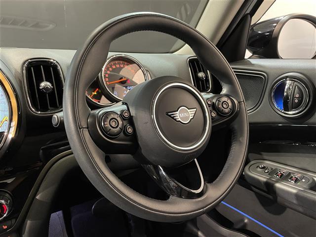 輸入車在庫を全国のLIBERALA店舗にて在庫展示しております。落ち着いた商談スペースにて、お気に入りの1台をごゆっくりお選び下さい。