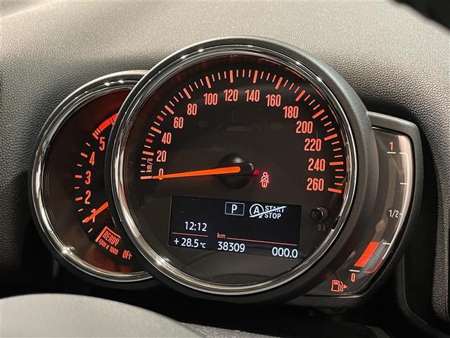 LIBERALAは輸入車と本を愛される方々に少しだけ上質な時間が過ぎていくように、落ち着きのある空間をご用意しております。