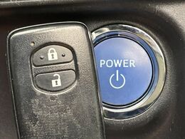 【スマートキー】カバンやポケットに入れたままでもドアの施錠・解錠が可能なスマートキーを装備。エンジンのオン・オフ時もカギを取り出す必要が無いからとっても便利です♪