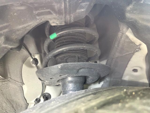 お車を安心してお乗りいただく為には、足回りの定期点検が欠かせません。サービスサポート（有償保証）では無料点検もご提供しており、安心のカーライフをお過ごしいただけるサポート体制が整っています。