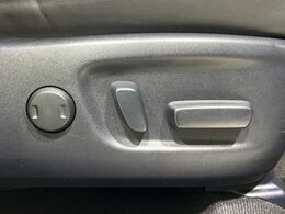 【パワーシート】スイッチ一つで簡単にシートの微調整が可能！電動だから力もいりません！快適なシートポジションにセットして、快適なドライブをお楽しみください。