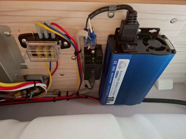走行充電や外部電源充電器もございます！
