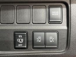 【ハンズフリー機能付き両側パワースライドドア】スライドドアの下に足先を入れてすぐ引くと、自動的にスライドドアが開閉します！荷物で両手がふさがった状態でも、ドアの開閉ができてとっても便利！