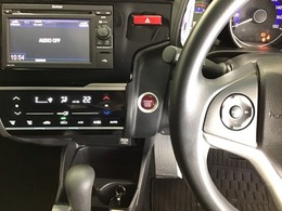 純正ディスプレイオーディオが装備されています。ステアリング左手側にオーディオ関連のコントロールスイッチを配置しています。操作時は視線を逸らすことなく運転に集中できます