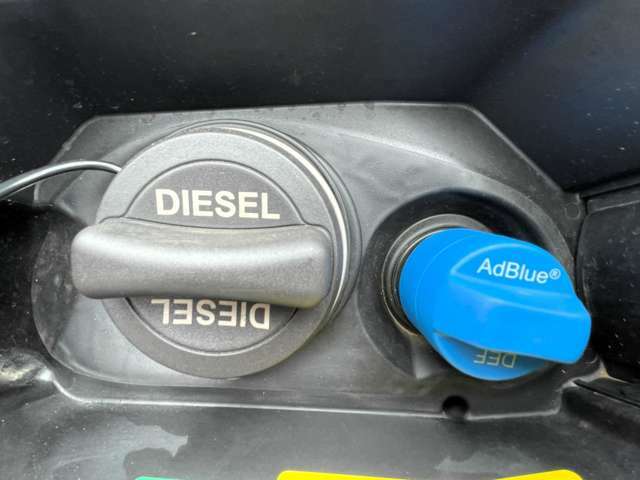 燃料は「軽油」でございますので燃費も非常に良くお財布にも優しいです。また、青色キャップのアドブルーは点検等の時期に正規販売店工場において補給を行います。