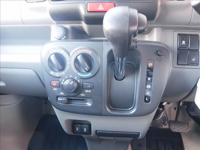 4WD☆CVT☆デュアルカメラブレーキサポート☆シートヒーター☆USB電源☆オーバーヘッドコンソールBOX☆LEDヘッドライト☆オートハイビーム☆リアパーキングセンサー☆アイドリングストップ☆禁煙車☆