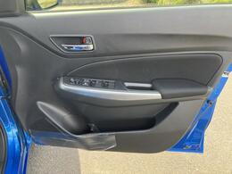 運転席ドアの内側のパネルです。