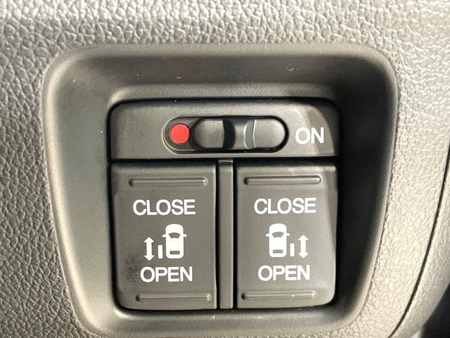 【両側パワースライドドア】スマートキーや運転席のスイッチで後席両側スライドドアの開閉が可能♪電動だから力を入れてドアを開ける必要が無く、小さなお子様でも簡単に開け閉めでき快適です♪
