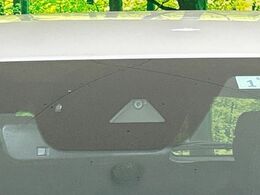 【アドバンスドスマートシティブレーキサポート】低速走行中に前方の車両等を認識し、衝突しそうな時は警報とブレーキで衝突回避と被害軽減をアシスト。より安全にドライブをお楽しみいただけます。